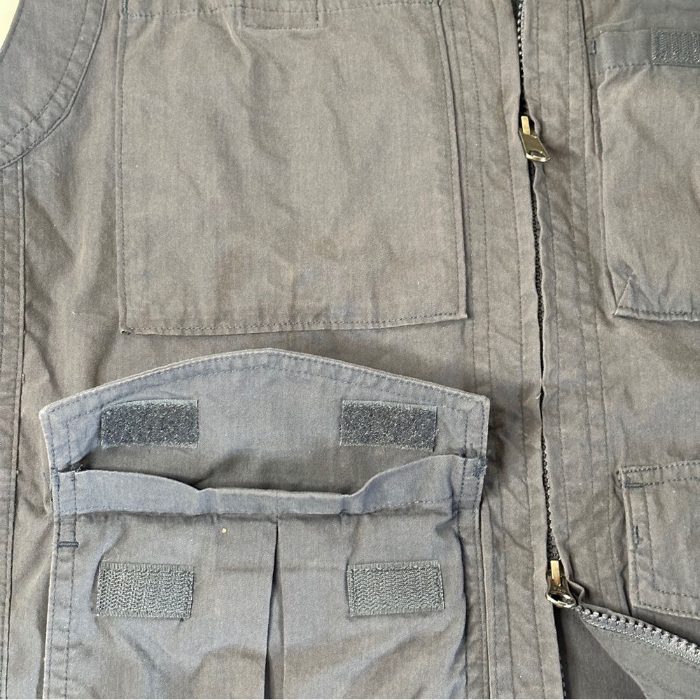 Duluth Trading Gray Cargo Vest M Fishing Hiking Tactical Double Zip Mesh Vents - Picture 5 of 7